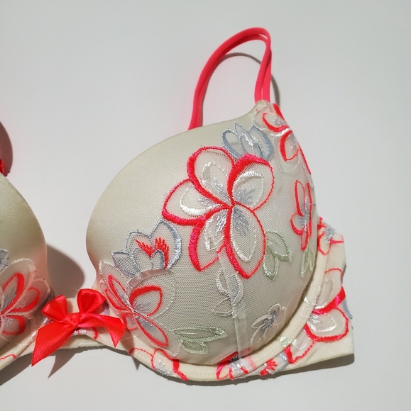 Victoria's Secret Very Sexy Push-Up Pigeonnant Bra Size 34C - Picture 2 of 6